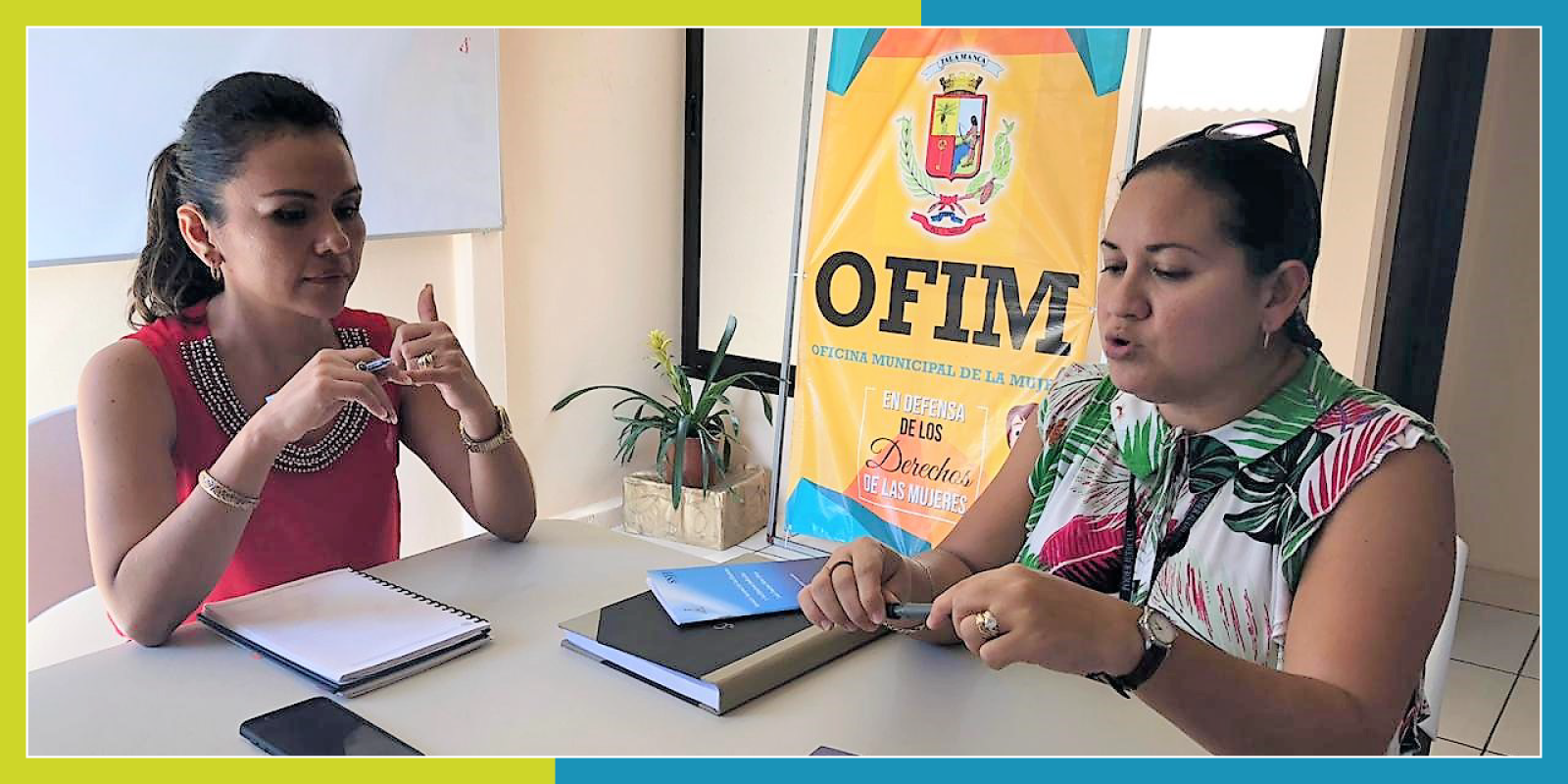 Fotografía de dos profesionales reunidas en una mesa